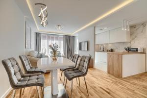 Kuchyňa alebo kuchynka v ubytovaní Apartament Prezydencki bulwary Stare Miasto Apartamenty No 1