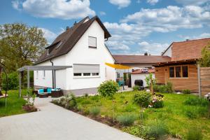 een wit huis met een tuin ervoor bij Ferienhaus Sonnengarten in Allersberg