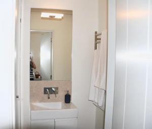 La salle de bains est pourvue d'un lavabo et d'un miroir. dans l'établissement Baixa Cosy Apartment, à Lisbonne