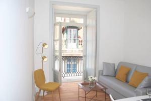 - un salon avec un canapé et une table dans l'établissement Baixa Cosy Apartment, à Lisbonne