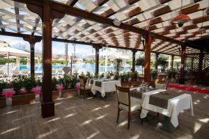 TUI MAGIC LIFE Calabria - All Inclusive tesisinde bir restoran veya yemek mekanı