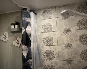 um chuveiro na casa de banho com uma cortina de chuveiro em Renthouse Guest Apartment ALICE em Paide