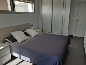 Postel nebo postele na pokoji v ubytování Piso de lujo en La Manga Beach Club + 11 fotografií