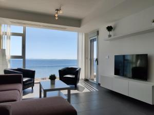 TV a/nebo společenská místnost v ubytování Piso de lujo en La Manga Beach Club