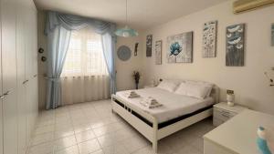 um quarto com uma cama e uma janela em Welcomely - Casa del Minatore 2 em Gonnesa