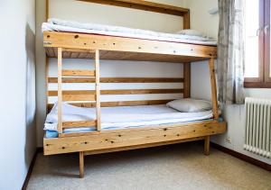 a couple of bunk beds in a room at Renfjällsgården in Edsåsdalen