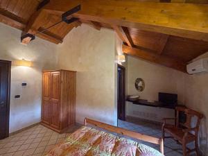 een slaapkamer met een bed en een houten plafond bij Agriturismo Il Pozzo in Polla