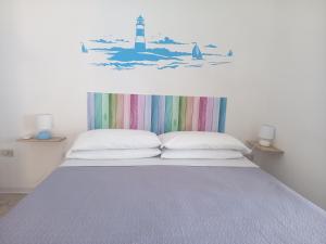 een slaapkamer met een bed met een vuurtorensticker erop bij Casa vacanze Annette in Santa Maria al Bagno