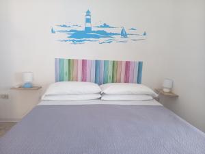 サンタ・マリア・アル・バーニョにあるCasa vacanze Annetteのベッドルーム1室(ライトハウスステッカー付)
