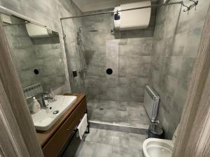 ein Badezimmer mit Dusche, Waschbecken und Toilette in der Unterkunft Khan Boutique Hotel in Almaty