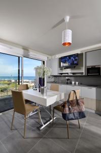 A kitchen or kitchenette at Le Nautilia Résidence de Luxe "réservée aux couples"