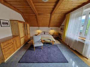 sypialnia z łóżkiem i drewnianym sufitem w obiekcie Apartmány Skalka w Tierchowej