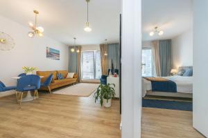 sypialnia z łóżkiem i salonem w obiekcie Abrahama Comfort Apartments w mieście Gdynia