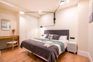 sypialnia z łóżkiem z wypchanym zwierzakiem w obiekcie BILBAO RIVERSIDE by STAYNN APARTMENTS w mieście Bilbao