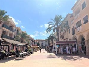 Zdjęcie z galerii obiektu Poolside 2 Bedroom 2 Bathroom Apt, Ultra Fast Wi-Fi & Terrace w mieście Los Alcázares