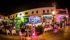 Zdjęcie z galerii obiektu Poolside 2 Bedroom 2 Bathroom Apt, Ultra Fast Wi-Fi & Terrace w mieście Los Alcázares