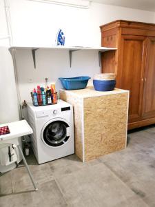 uma cozinha com uma máquina de lavar roupa e uma máquina de lavar roupa em Maison de 3 chambres avec vue sur la ville jardin amenage et wifi a Le Fied em Le Fied