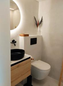 ein Badezimmer mit Toilette und Waschbecken in der Unterkunft Havana Penthouse in Cala Ratjada + 23 Fotos