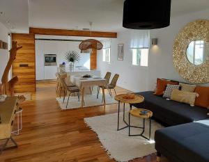 ein Wohnzimmer mit einer blauen Couch und einem Tisch in der Unterkunft Havana Penthouse in Cala Ratjada