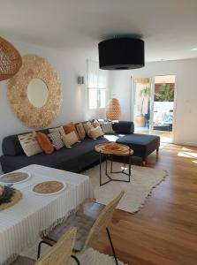 ein Wohnzimmer mit einer blauen Couch und einem Tisch in der Unterkunft Havana Penthouse in Cala Ratjada