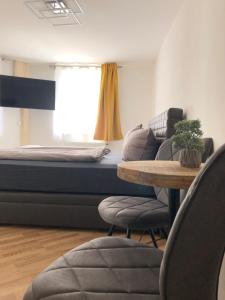 Schlafzimmer mit einem Bett, einem Tisch und Stühlen in der Unterkunft Ferienwohnung am Griesgarten in Bamberg