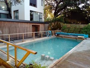 a large swimming pool in a yard next to a building at Pequeño Apartamento en Somo in Somo