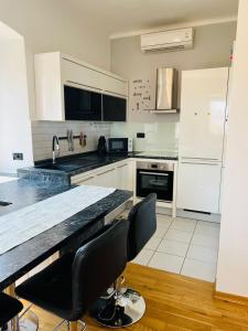 Kuchyňa alebo kuchynka v ubytovaní Apartment Tashi, Korzo - Rijeka, 2 bedrooms