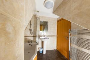łazienka z umywalką, toaletą i wanną w obiekcie Crown Hotel w mieście Callander