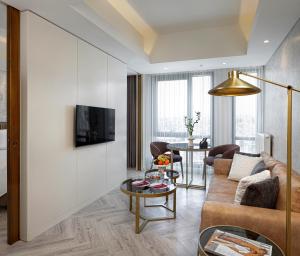 un soggiorno con divano e tavolo di Wanda Vista Residence a Istanbul