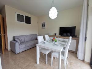 プラヤ・デアロにあるVILLAS COSETTE - Apartamento Neptuno 414の白いテーブルと椅子のあるリビングルーム +4枚の写真