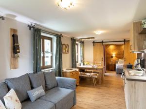 ein Wohnzimmer mit einem Sofa und einer Küche in der Unterkunft Sträublhof in Wonneberg
