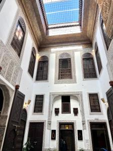 un edificio con soffitto con finestre e porte di Le Grand Alcazar - Riad a Fes