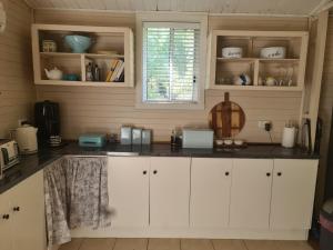 Η κουζίνα ή μικρή κουζίνα στο Kooloora Cottage