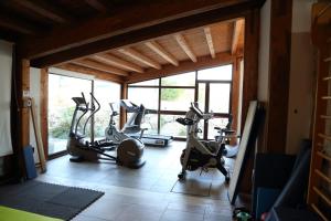 un gimnasio con 3 bicicletas estáticas en una habitación en Agriturismo Monticelli, en Mussomeli