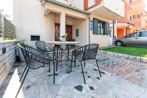 einen Tisch und Stühle auf einer Terrasse in der Unterkunft Guest House Casa Santin in Rovinj