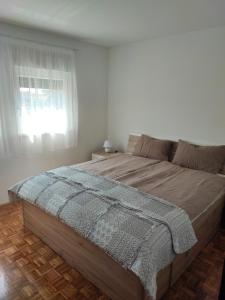 Un pat sau paturi într-o cameră la Apartment Eva