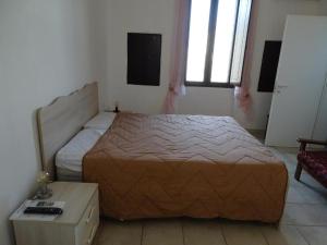 - une chambre avec un grand lit dans l'établissement Casa Marchese, à Salice Salentino