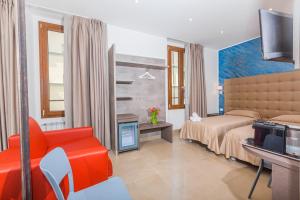 米蘭的住宿－Hotel Repubblica，酒店客房设有一间带一张床和电视的卧室