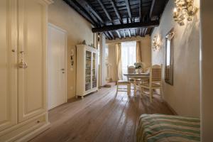 ein Wohnzimmer mit einem Tisch und einem Esszimmer in der Unterkunft The Luxury Madonnina Suite in Vernazza