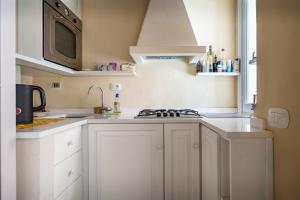A kitchen or kitchenette at The Luxury Madonnina Suite Még 5 kép