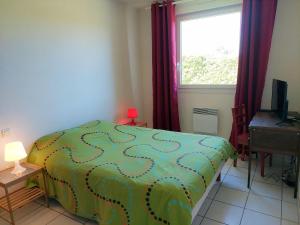 - une chambre avec un lit, une fenêtre et un bureau dans l'établissement Single storey holiday home near the beach, Santec, à Santec