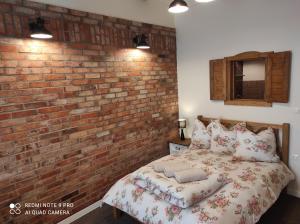Säng eller sängar i ett rum på Bocianówka z sauną i fotelem masującym w cenie