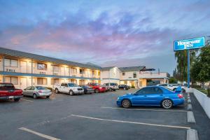 um parque de estacionamento com carros estacionados em frente a um hotel em Rodeway Inn Coeur d'Alene em Coeur d'Alene