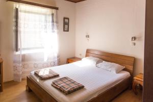 ein Schlafzimmer mit einem Bett mit zwei Kissen darauf in der Unterkunft Apartments Kole in Rafailovici