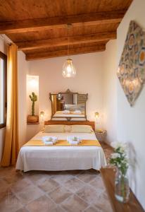 1 dormitorio con 1 cama grande y espejo grande en B&B Villa Vittoria, en Giardini Naxos