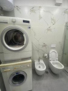 bagno con lavatrice e servizi igienici di Gersi's Daily Apartament a Tirana