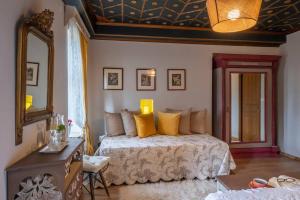 - une chambre avec un lit doté d'oreillers jaunes et d'un miroir dans l'établissement Shamrock Elati Retreats, à Elati