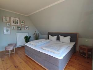 ein Schlafzimmer mit einem großen Bett mit weißer Bettwäsche in der Unterkunft BooHouse in Zingst