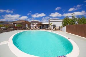 uma grande piscina no meio de uma casa em Casa Vieja, 4 bedroom villa with a private pool em Mácher