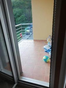 een kamer met uitzicht op een veranda bij Piso en Raxó in Raxo